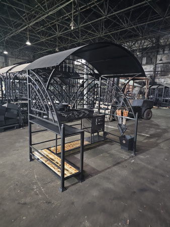 Мангал с крышей